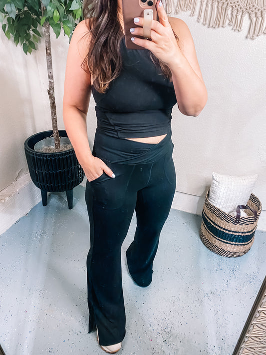 On the Move V Front Flare Leggings