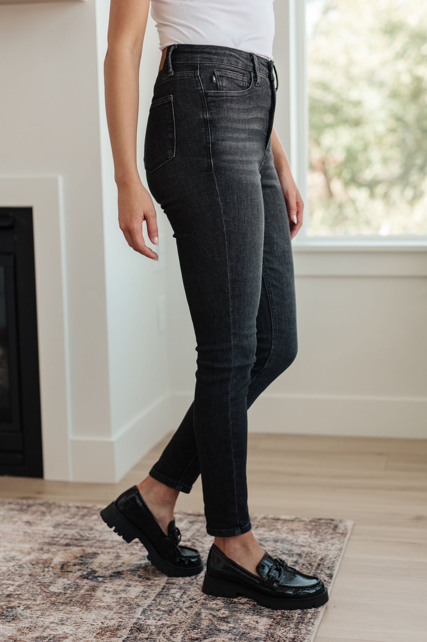 Judy Blue High Rise Tummy Control Skinny Jeans in Washed Black