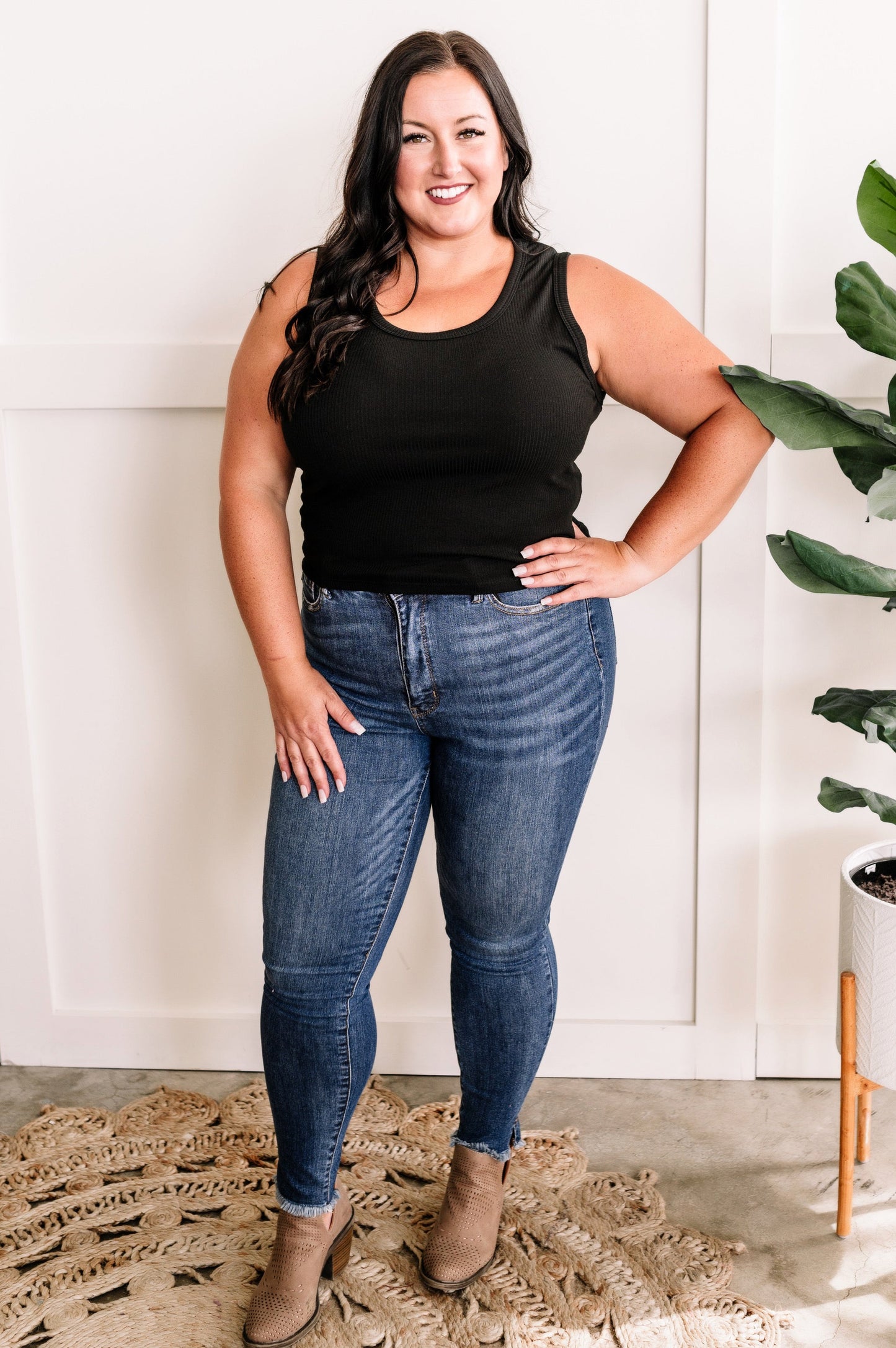 Sleeveless Layering Half Shirt In Black 11.24