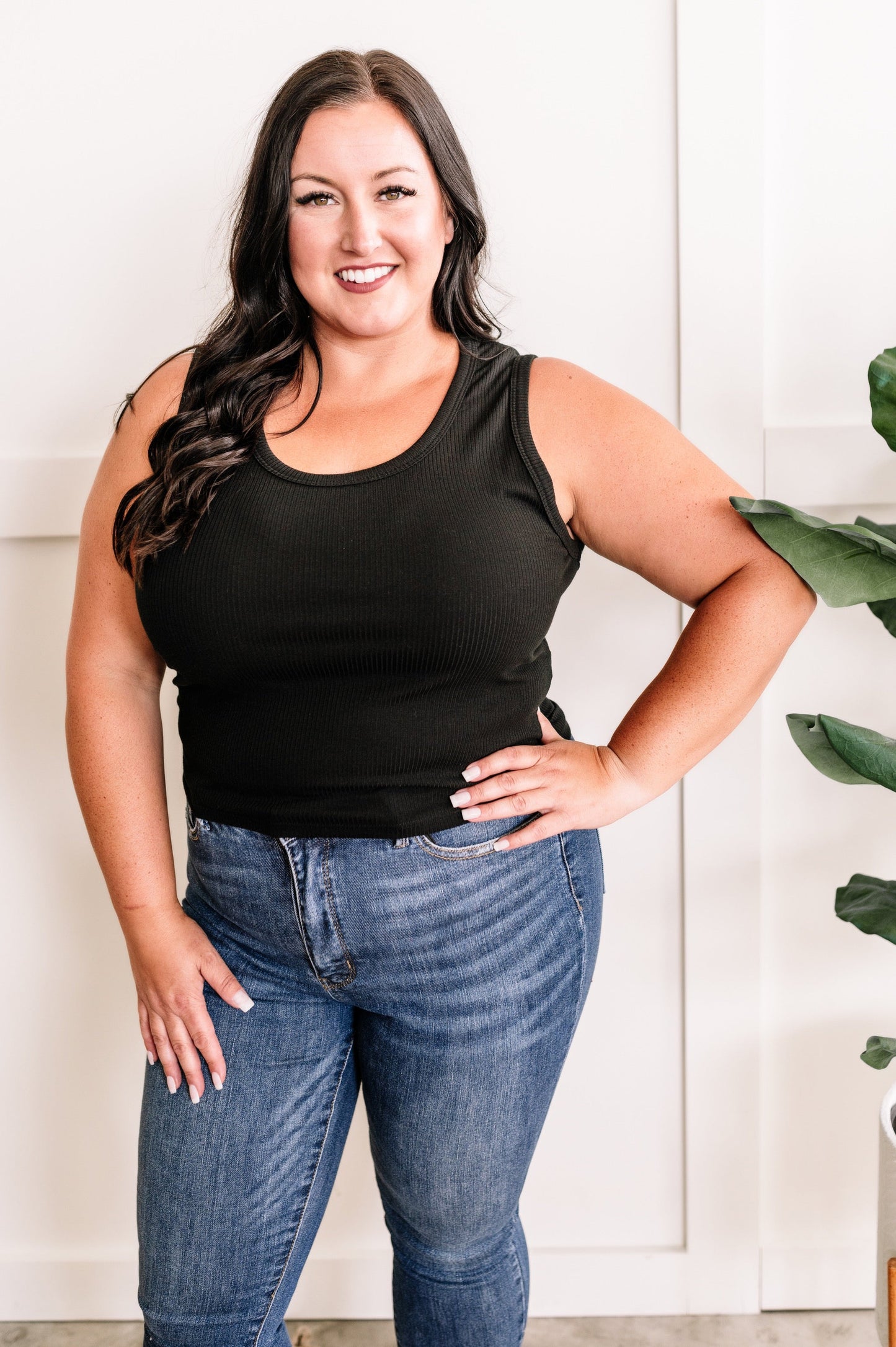 Sleeveless Layering Half Shirt In Black 11.24