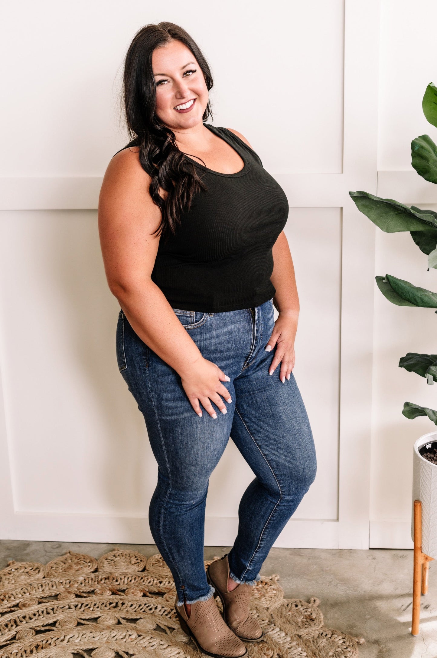 Sleeveless Layering Half Shirt In Black 11.24