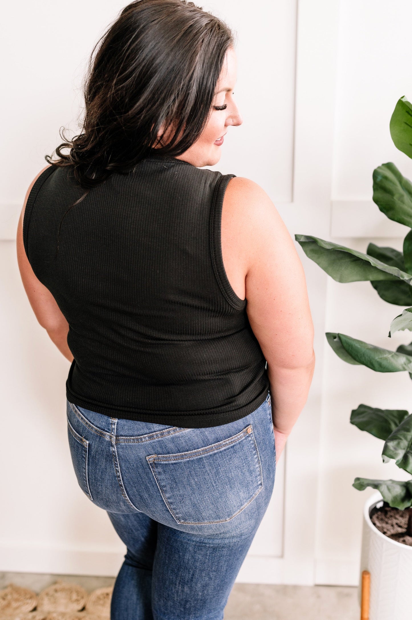 Sleeveless Layering Half Shirt In Black 11.24