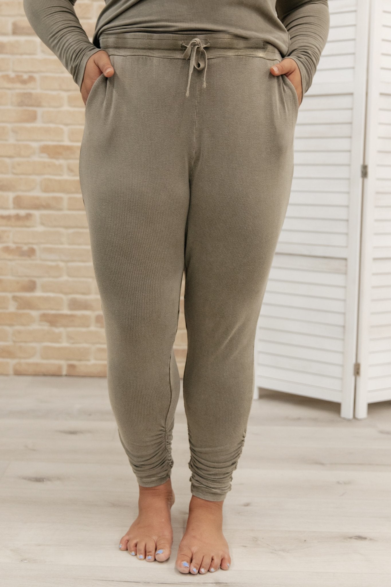 Essential Lounge pants in Mineral Wash Olive