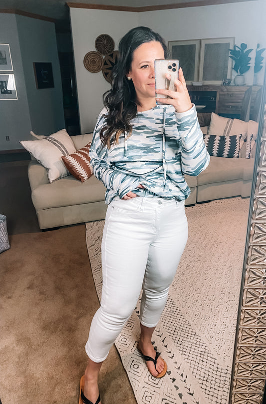Judy Blue Cool White Mid Rise Capris